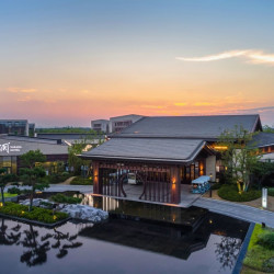 苏州阳澄湖国寿君澜度假酒店1晚+双人中式下午茶1份+精灵儿童乐园门票+桃源小馆餐饮代金券1张