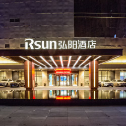 南京弘阳酒店（毛纺厂路地铁站店）1晚+弘阳未来世界（亲子票1大1小）