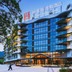 黄山祥富瑞度假酒店1晚+横江山水竹筏2份+50亩萌宠基地互动+赠2张齐云山景区门票（节假日期间不可用）
