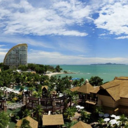 芭堤雅盛泰澜幻影海滩度假村(Centara Grand Mirage Beach Resort Pattaya) 探索者豪华房（双床床)1晚