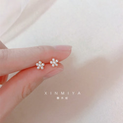 花饰庄园 S925银针小巧精致百搭珍珠花朵耳钉女睡觉免摘耳夹气质耳饰 花朵珍珠耳钉(黄金色)