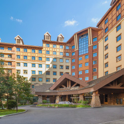 长白山万达悦华酒店1晚+汉拿山温泉+万达水乐园+缆车观光+哇酷湖3项+酒店-长白山机场往返接送+旅行管家+度假区-...