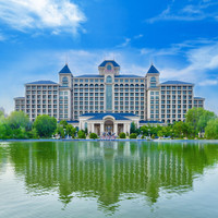 移动端:天津观湖城堡酒店1晚+2大1小不限次温泉水乐园票+客房内私汤温泉