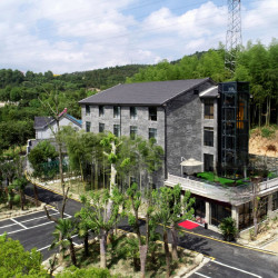 安吉中南度假酒店1晚+2人中南百草原门票+纪念集章打卡卷册1份+双人牧场小火车/水乐园+森林暖漂2选1