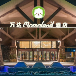 长白山万达Momoland酒店1晚+度假区-长白山西站巴士接送+2大1小哇酷湖三项+双人原生态/小沙河/人参采摘3...