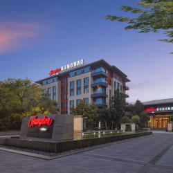 天津京滨工业园希尔顿欢朋酒店1晚+2大1小红楼2日票+3大剧场+灯光秀