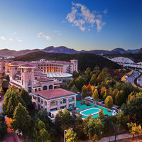 移动端:天津京蓟圣光温泉度假酒店1晚+儿童乐园+2大1小温泉(1.4M以下)