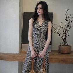 西遇 复古收腰连衣裙女2026夏季小众高级感气质无袖V领显瘦长裙子