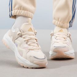adidas 女款休闲运动鞋 IE3460