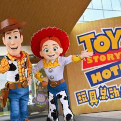 玩具总动员酒店1晚+接驳巴士+乐园早享权益至多提前1小时入园+迪士尼小镇专属入园通道+观看迪士尼动画片+前台加购半...