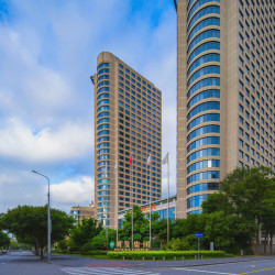 厦门明发国际大酒店（会展中心环岛路店）2晚+簪花＋休闲吧＋挖沙工具