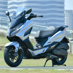 南方 飞鲨250踏板燃油摩托车2026款全智能水冷大空间超长续航代步银色