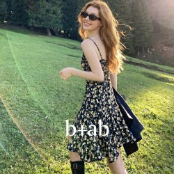 b+ab it b+ab黑色碎花吊带连衣裙女2026夏季新款收腰显瘦荷叶边A字短裙