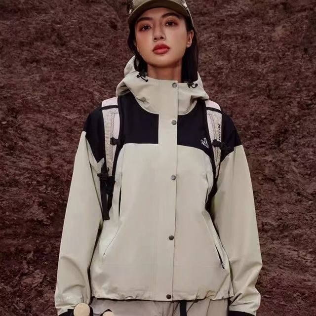 88VIP：伯希和 山系 女款冲锋衣 124301032 暖日白 /暴雨级防水