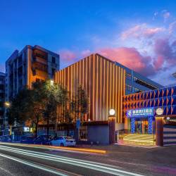 峰景假日酒店（广东千古情景区店）1晚