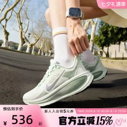 NIKE Vomero 18 跑鞋