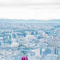 移动端：北京国贸大酒店1晚+行政酒廊礼遇+高空欢乐时光+网红无边泳池+500元餐饮代金券+荣宝斋水墨拓印及团扇制作单人体验套餐