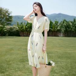 香影 夏装法式v领连衣裙女蕾丝边刺绣度假风泡泡袖裙