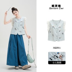 妮茨维 浅蓝色卡通刺绣小飞袖衬衫女夏季穿搭小个子宽松显瘦无袖背心上衣