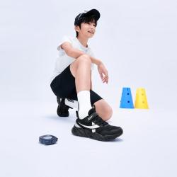 特步 超轻舒适减压男中大童秋季2026新品魔术贴户外跑步鞋