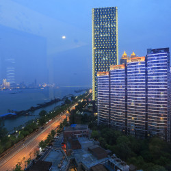 武汉空白造物江景酒店（武昌江滩店）1晚+“坐拥180°江景“·双人西式套餐