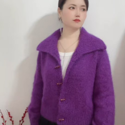 《大翻领后斜肩开衫》毛线团凤羽绒超柔亮丝绒线织毛衣手编绒毛线