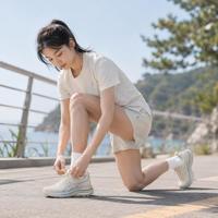 亚瑟士 GEL-KAYANO 33 支撑透气低帮女子跑步鞋夜跑微光版