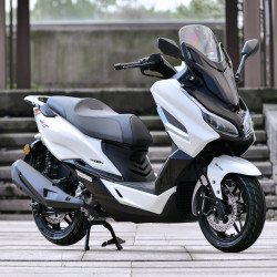 南方飞鲨250踏板燃油摩托车2026款全智能水冷大空间超长续航代步白色