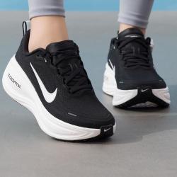 NIKE VOMERO PLUS女鞋时尚潮流舒适轻便户外日常出行运动跑步鞋