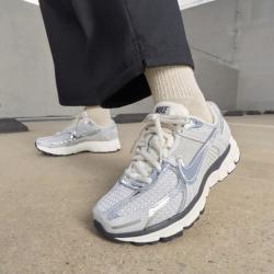 NIKE 迈柔 ZOOM VOMERO 5轻便舒适低帮女子运动休闲鞋
