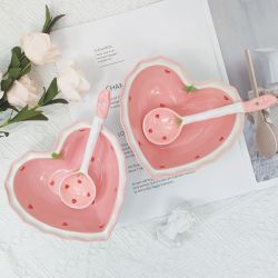 草莓爱心碗餐具沙拉碗草莓勺子高颜值家用陶瓷碗釉下彩可爱爱心形