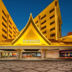 西双版纳景洪恩季丨XiShuangBanna设计师国际酒店(曼听公园店) 云海丨豪华双床房【高清投影丨小冰箱丨台球桌】2间夜