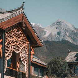 丽江墅家玉庐·纳西秘境Villa1晚+纳西旅拍+湖边骑马+雪山轻徒步+纳西篝火打跳+丽江墅家主厨晚宴