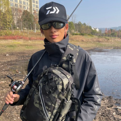 呆娃同款单肩包可插杆多功能户外运动钓鱼背包