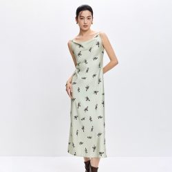 LILY 2026夏新款女装薄荷曼波欧若风缎面斜裁荡领玫瑰花吊带连衣裙