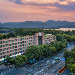 杭州索菲特西湖大酒店1晚+欢迎水果+行政礼遇-自助下午茶+双人HappyHour欢乐时光酒水小食