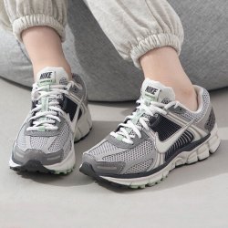 NIKE 滔搏丨耐克女子ZOOM VOMERO 5复古跑鞋运动休闲鞋FB8825-001
