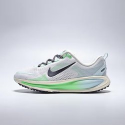 NIKE Vomero 18 跑鞋