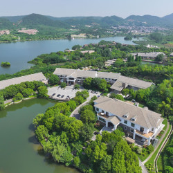 南京青龙山庄酒店1晚+双人温泉体验2小时+儿童乐园门票券+半山有渔50元代金券+龙出没漂流门票2张