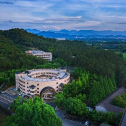 安吉中南度假·狮王酒店 豪华大床房1晚