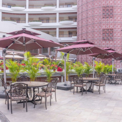 三亚新疆大厦度假酒店3晚+香醇倾唇·现磨咖啡任选（热美式/热意式）+专车接或送机（2选1）+入住期间尊享旅拍权益+...