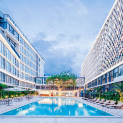 三亚亚龙湾鑫亚酒店2晚+双人游艇出海体验一次+精美旅拍+海南海洋欢乐世界单人全天门票立减100元+海棠湾免税店穿梭...