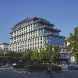 扬州瘦西湖君亭酒店1晚+首日Minibar+汉服旅拍体验+现磨咖啡2杯+扬州传统工艺漆器戒指1份