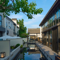 夜泊君亭·扬州瘦西湖度假酒店1晚+双人沉浸式汉服体验旅拍+首日Minibar1份·扬大网红酸2杯+何园门票·百年谢...