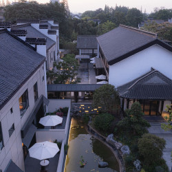 夜泊君亭·扬州瘦西湖度假酒店2晚+双人沉浸式汉服体验旅拍+首日Minibar1份·扬大网红酸2杯+何园门票·百年谢...