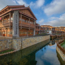 西双版纳景洪亚兰云朵智能酒店（泼水广场店）1晚+探秘基诺山溪谷·雨林徒步尊享8折礼遇1份