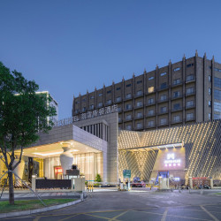深圳凯雷斯顿酒店（红木古镇红花山地铁站店）1晚+入住迎宾酒（精酿啤酒一杯330ML）+自行车两小时骑行+钓鱼竿租赁...