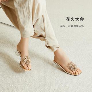 千百度 烟花透明带一字拖女2026年夏季新品水晶露趾法式时装凉拖鞋女