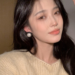 oushipei/欧诗佩 铜合金仿珍珠耳饰 黑色复古珠珠耳钉法式耳环女