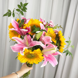 京东鲜花 鲜花百合8朵+向日葵5枝+配草一束  送家人 教师节 节日礼物